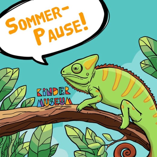 Ein gezeichnetes Chamäleon auf einem Ast. In einer Sprechblase steht "Sommerpause!".